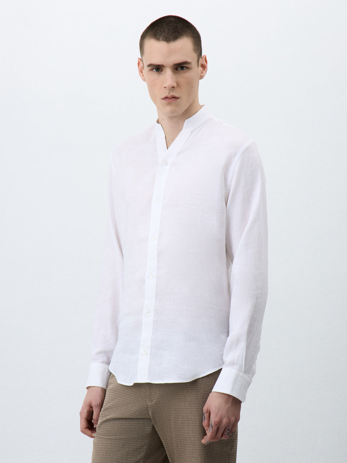 Chemise Slim en lin blanc à col tunisien