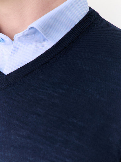 Pull col V en laine Mérinos mélangée bleu marine - Father & Sons   - 4 