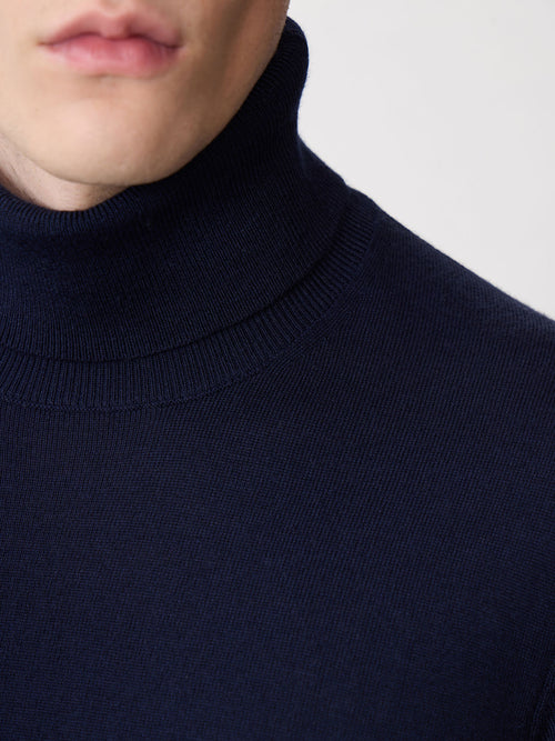 Pull col roulé en laine Mérinos mélangée bleu marine - 2 - Father & Sons   - 5 