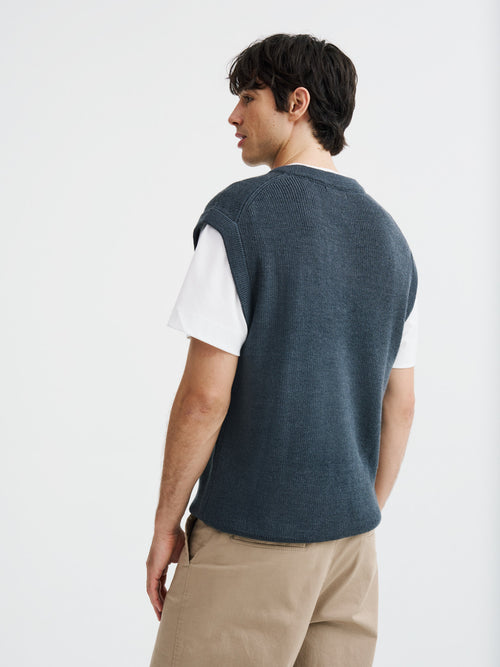 Pull col V sans manches en laine Mérinos mélangée anthracite - 2 - Father & Sons   - 17 