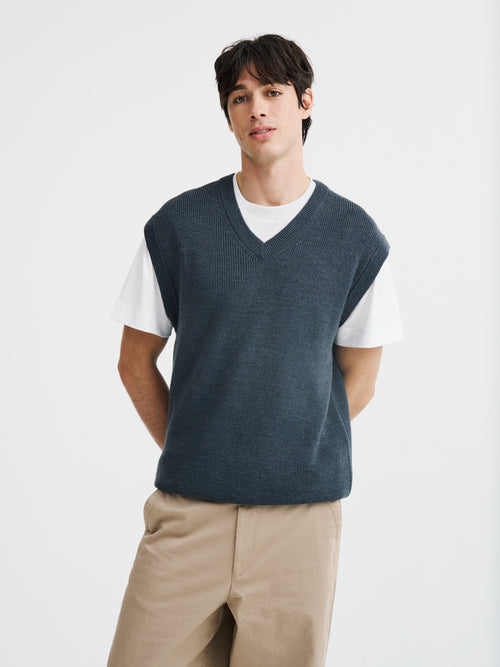 Pull col V sans manches en laine Mérinos mélangée anthracite - 1 - Father & Sons   - 17 